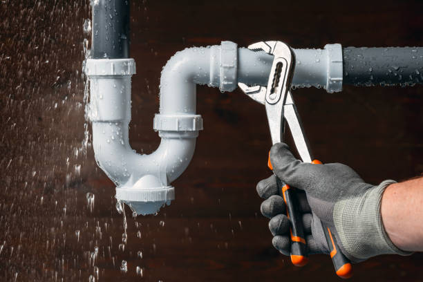 Professional Plumbing technician working in Rio Medina, TX